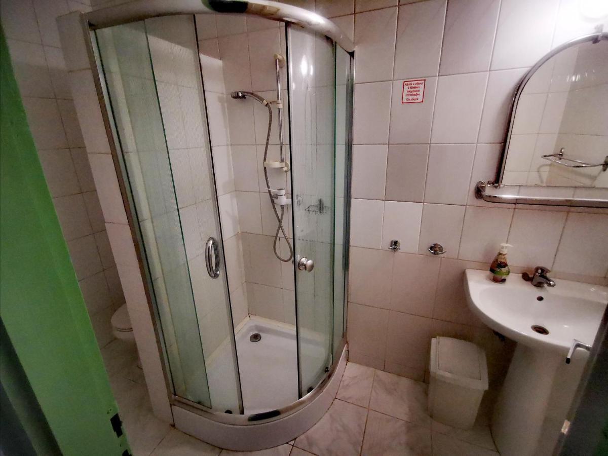 Komplex -Rendezvenytermek-Panzio-Apartman-Irodak- มาเตสซาลกา ภายนอก รูปภาพ