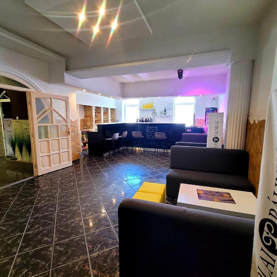 Komplex -Rendezvenytermek-Panzio-Apartman-Irodak- มาเตสซาลกา ภายนอก รูปภาพ