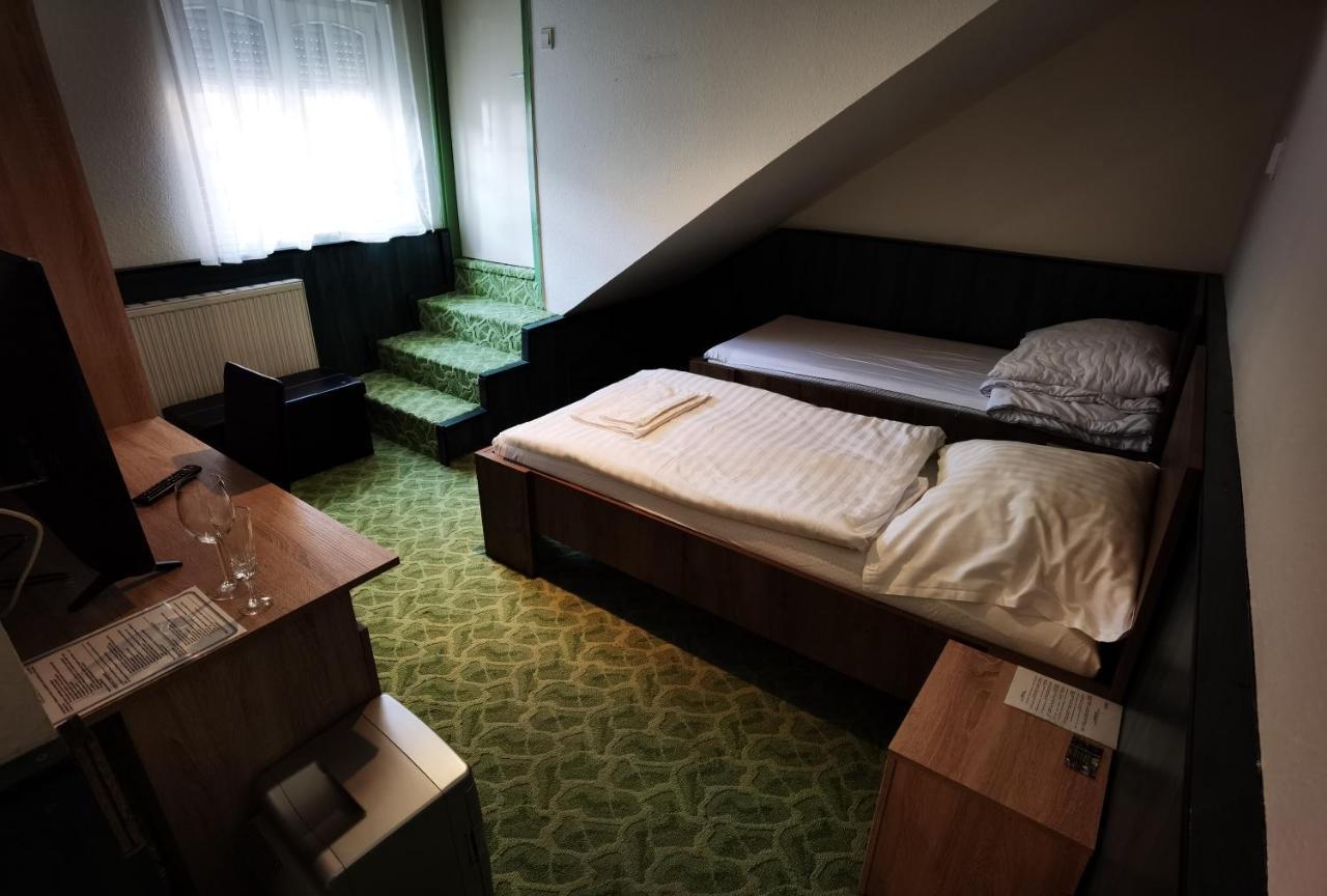 Komplex -Rendezvenytermek-Panzio-Apartman-Irodak- มาเตสซาลกา ภายนอก รูปภาพ