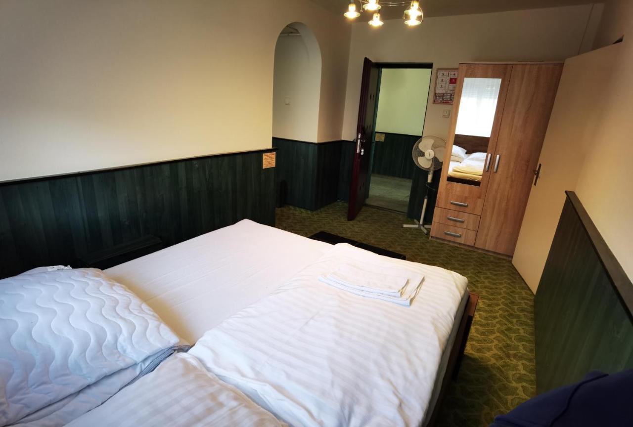 Komplex -Rendezvenytermek-Panzio-Apartman-Irodak- มาเตสซาลกา ภายนอก รูปภาพ